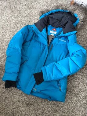 Columbia Women's Blue Insulated Winter Jacket with Faux Fur Hood